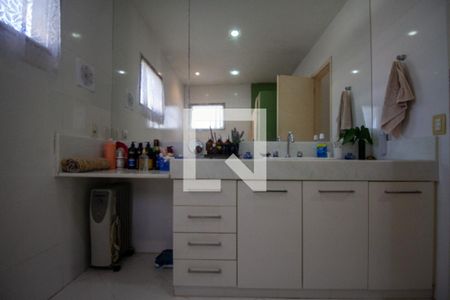 Casa de condomínio à venda com 200m², 4 quartos e 4 vagasBanheiro da Suíte