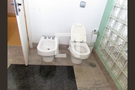 Casa à venda com 700m², 4 quartos e 6 vagasBanheiro da Suíte 1