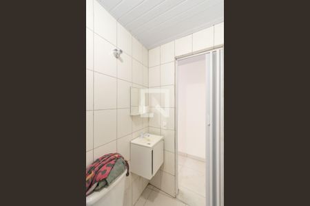 Banheiro de kitnet/studio para alugar com 1 quarto, 20m² em Ramos, Rio de Janeiro