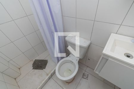 Banheiro de kitnet/studio para alugar com 1 quarto, 20m² em Ramos, Rio de Janeiro