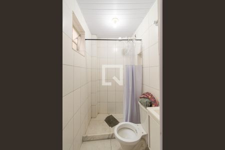 Banheiro de kitnet/studio para alugar com 1 quarto, 20m² em Ramos, Rio de Janeiro