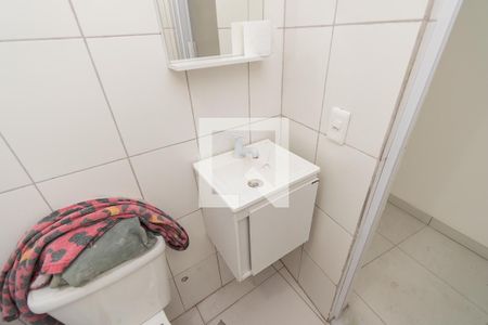 Banheiro de kitnet/studio para alugar com 1 quarto, 20m² em Ramos, Rio de Janeiro