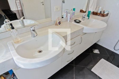 Casa para alugar com 450m², 4 quartos e 4 vagas Casa para alugar com 450m², 4 quartos e 4 vagasBanheiro da Suíte 2