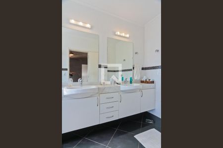 Casa para alugar com 450m², 4 quartos e 4 vagas Casa para alugar com 450m², 4 quartos e 4 vagasBanheiro da Suíte 2