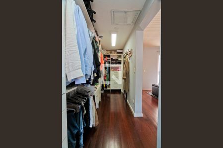 Casa para alugar com 450m², 4 quartos e 4 vagas Casa para alugar com 450m², 4 quartos e 4 vagasCloset da suíte 2