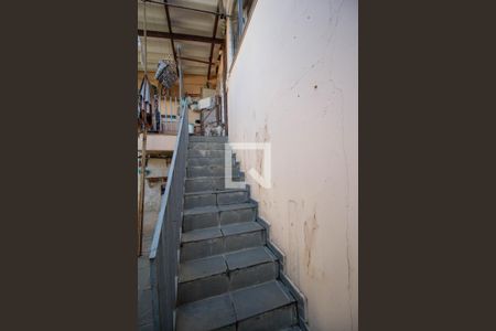 Casa à venda com 300m², 3 quartos e 4 vagas Casa à venda com 300m², 3 quartos e 4 vagasEscada