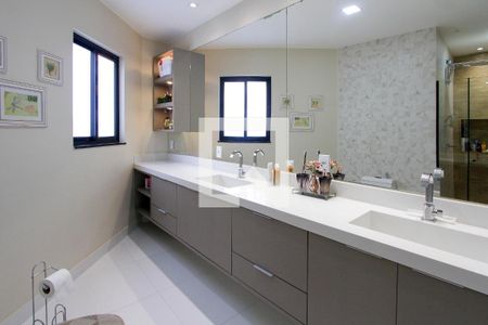 Casa de condomínio à venda com 360m², 4 quartos e 1 vaga Casa de condomínio à venda com 360m², 4 quartos e 1 vagaBanheiro Quarto 1 suíte