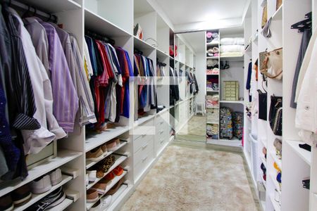 Casa de condomínio à venda com 360m², 4 quartos e 1 vaga Casa de condomínio à venda com 360m², 4 quartos e 1 vagaCloset Quarto 1 suíte