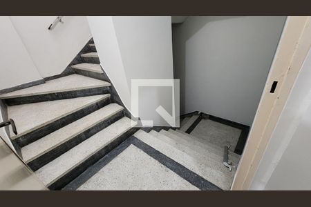 Apartamento para alugar com 76m², 2 quartos e 1 vaga Apartamento para alugar com 76m², 2 quartos e 1 vagaEscada