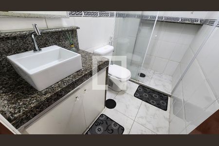 Banheiro de apartamento para alugar com 2 quartos, 76m² em Pompéia, Santos