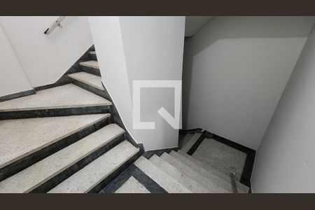 Apartamento para alugar com 76m², 2 quartos e 1 vaga Apartamento para alugar com 76m², 2 quartos e 1 vagaEscada