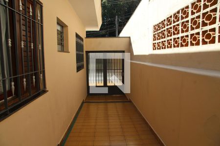 Casa à venda com 174m², 4 quartos e 2 vagasCorredor acesso a garagem