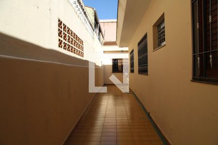 Casa à venda com 174m², 4 quartos e 2 vagasCorredor acesso a garagem
