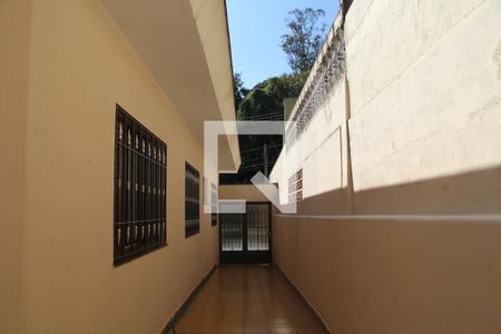 Casa à venda com 174m², 4 quartos e 2 vagasCorredor acesso a garagem