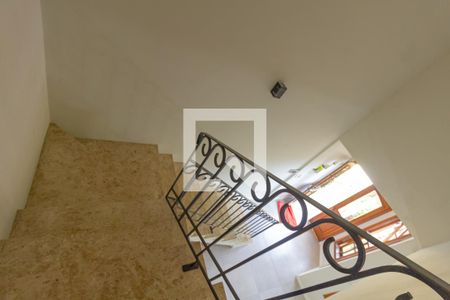 Casa à venda com 150m², 3 quartos e 1 vagaEscada de acesso aos dormitórios