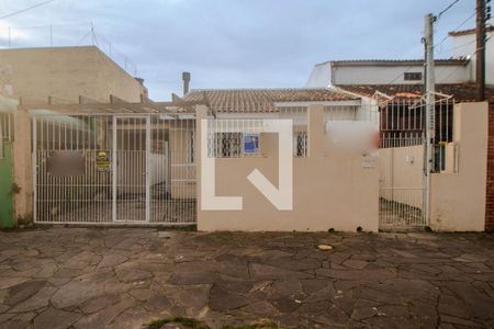 Casa à venda com 212m², 2 quartos e 2 vagas Casa à venda com 212m², 2 quartos e 2 vagasFachada