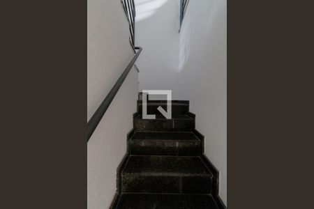 Casa à venda com 97m², 2 quartos e 2 vagas Casa à venda com 97m², 2 quartos e 2 vagasEscada