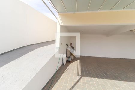 Casa à venda com 500m², 3 quartos e 4 vagas Casa à venda com 500m², 3 quartos e 4 vagasQuintal