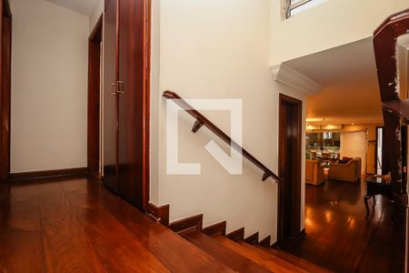 Casa à venda com 300m², 3 quartos e 2 vagas Casa à venda com 300m², 3 quartos e 2 vagasEscada