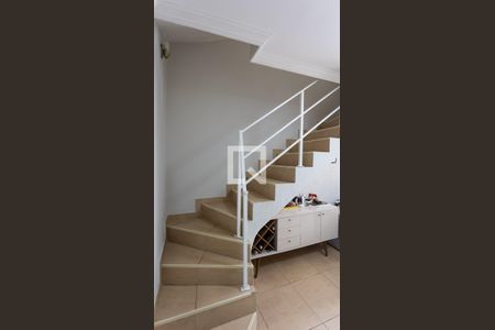 Casa de condomínio para alugar com 124m², 3 quartos e 2 vagas Casa de condomínio para alugar com 124m², 3 quartos e 2 vagasEscada