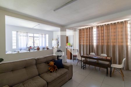 Casa à venda com 200m², 3 quartos e 4 vagasCasa 2 - Sala