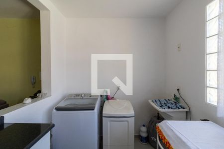 Casa à venda com 200m², 3 quartos e 4 vagasCasa 2 - Área de Serviço