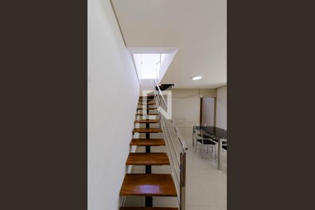 Apartamento para alugar com 186m², 3 quartos e 2 vagas Apartamento para alugar com 186m², 3 quartos e 2 vagasEscada