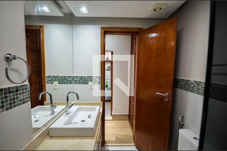 Apartamento à venda com 320m², 4 quartos e 3 vagasBanheiro da Suíte 2