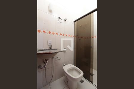 Banheiro de casa para alugar com 2 quartos, 64m² em Heliópolis, Belo Horizonte