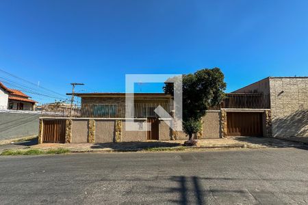 Casa à venda com 240m², 3 quartos e 4 vagasFachada