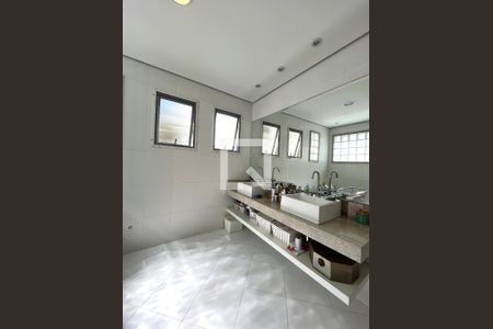 Casa à venda com 350m², 4 quartos e 3 vagasBanheiro da Suíte 1