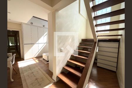 Casa à venda com 350m², 4 quartos e 3 vagasEscada