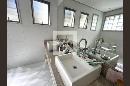 Casa à venda com 350m², 4 quartos e 3 vagasBanheiro da Suíte 1