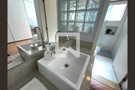 Casa à venda com 350m², 4 quartos e 3 vagasBanheiro da Suíte 2