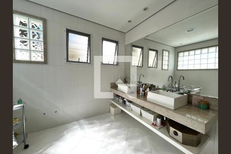 Casa à venda com 350m², 4 quartos e 3 vagasBanheiro da Suíte 1