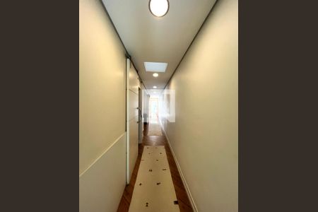 Casa à venda com 350m², 4 quartos e 3 vagasCorredor