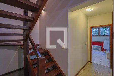 Casa de condomínio à venda com 300m², 4 quartos e 2 vagasEscada