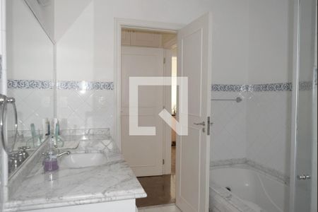 Apartamento à venda com 222m², 4 quartos e 2 vagasBanheiro da Suíte