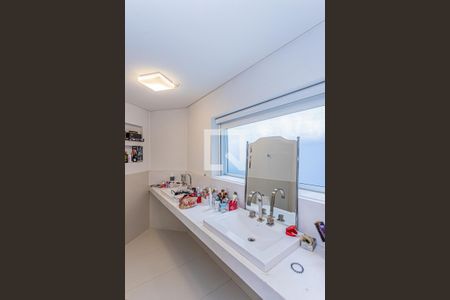 Casa à venda com 650m², 5 quartos e 6 vagasBanheiro suite 3