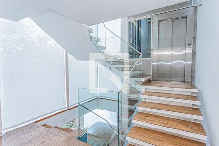 Casa à venda com 650m², 5 quartos e 6 vagasEscada