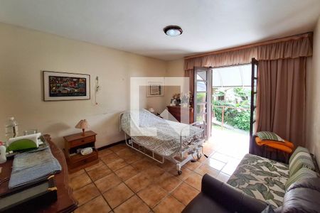 Casa de condomínio à venda com 250m², 4 quartos e 4 vagas Casa de condomínio à venda com 250m², 4 quartos e 4 vagasSuíte