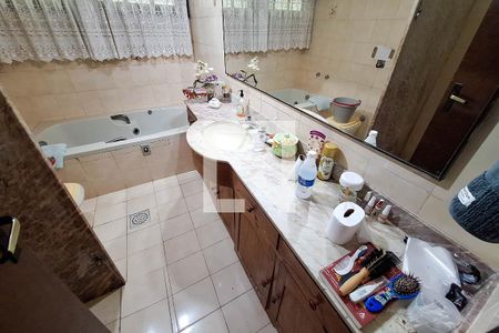 Casa de condomínio à venda com 250m², 4 quartos e 4 vagas Casa de condomínio à venda com 250m², 4 quartos e 4 vagasBanheiro da Suíte