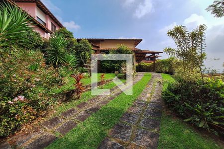 Casa de condomínio à venda com 250m², 4 quartos e 4 vagas Casa de condomínio à venda com 250m², 4 quartos e 4 vagasFachada