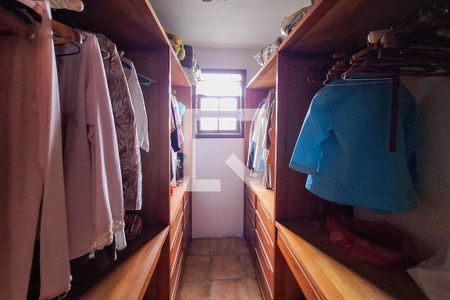 Casa de condomínio à venda com 250m², 4 quartos e 4 vagas Casa de condomínio à venda com 250m², 4 quartos e 4 vagasCloset da suíte