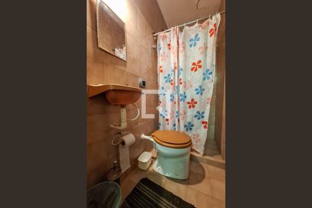 Casa de condomínio à venda com 250m², 4 quartos e 4 vagas Casa de condomínio à venda com 250m², 4 quartos e 4 vagasBanheiro de serviço