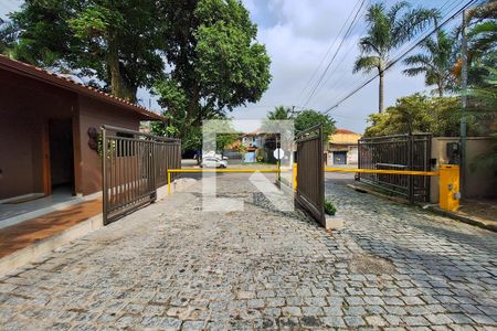 Casa de condomínio à venda com 250m², 4 quartos e 4 vagas Casa de condomínio à venda com 250m², 4 quartos e 4 vagasFachada e portaria