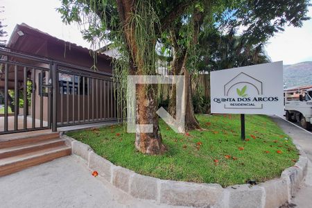 Casa de condomínio à venda com 250m², 4 quartos e 4 vagas Casa de condomínio à venda com 250m², 4 quartos e 4 vagasFachada e portaria