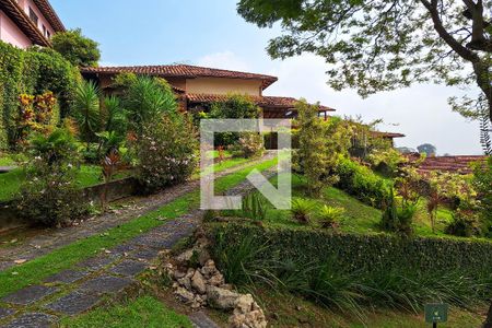 Casa de condomínio à venda com 250m², 4 quartos e 4 vagas Casa de condomínio à venda com 250m², 4 quartos e 4 vagasFachada