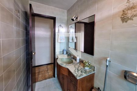 Casa de condomínio à venda com 250m², 4 quartos e 4 vagas Casa de condomínio à venda com 250m², 4 quartos e 4 vagasBanheiro Social