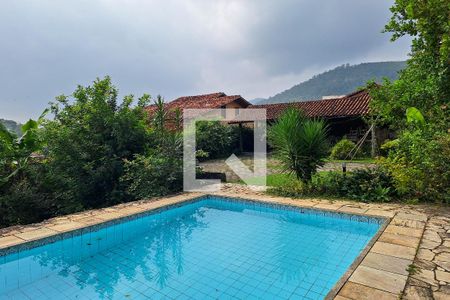 Casa de condomínio à venda com 250m², 4 quartos e 4 vagas Casa de condomínio à venda com 250m², 4 quartos e 4 vagasPiscina